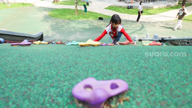 Anak-anak bermain di Tebet Eco Park, Jakarta Selatan, Selasa (16/8/2022). [Suara.com/Alfian Winanto]