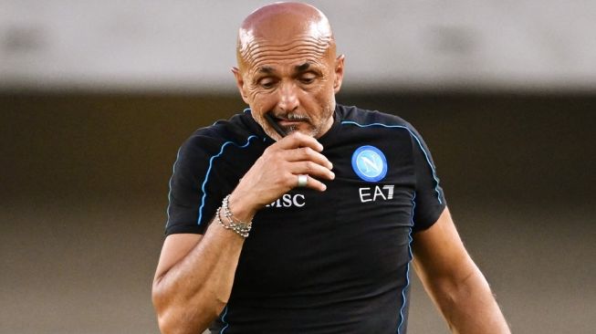 Gestur pelatih Napoli, Luciano Spalletti pada laga Liga Italia Serie A kontra Hellas Verona di Stadio Marcantonio Bentegodi, Verona, Selasa (16/8/2022) dini hari WIB. [Miguel MEDINA / AFP]