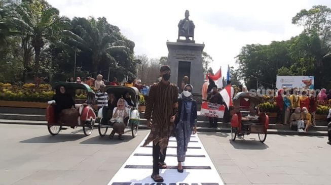 Unik! Potret Fashion Week dengan Pakaian Adat di Plasa Stadion Manahan Solo