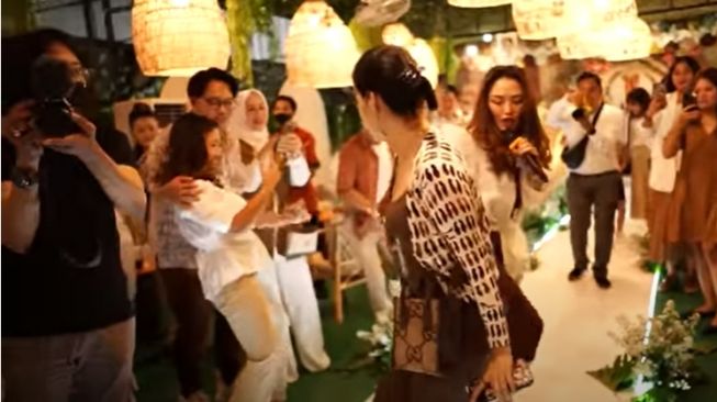 Momen Siti Badriah Tampil di Kafe Ayu Ting Ting (YouTube/ @Qiss You TV)