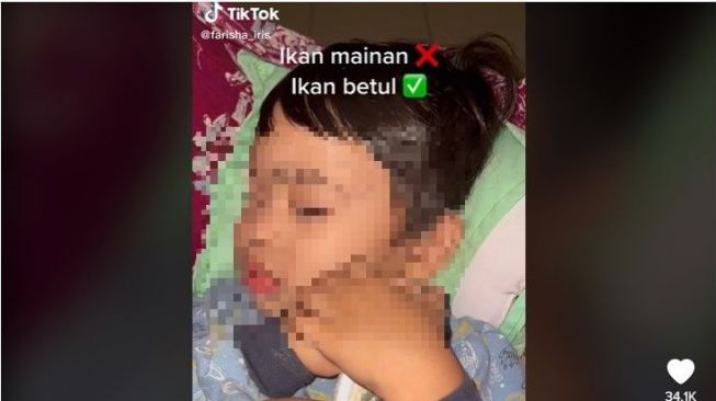 VIDEO Viral: Bukan Boneka, Bocah Lelaki Ini Malah Peluk Ikan Mati Tiap Kali Mau Tidur