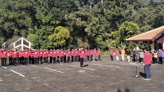 Persiapan upacara bendera di puncak Gunung Arjuno [Foto: Antara]