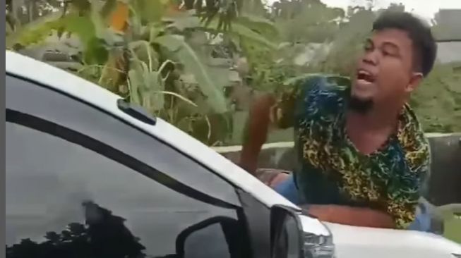 Video Viral Preman Naik ke Kap Mobil, Sopir Terus Melaju hingga Markas TNI, Publik: Siap-siap Diselang