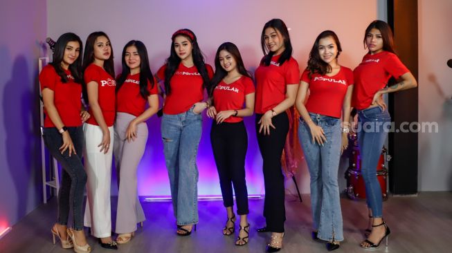 Peserta finalis Miss Popular 2022 season 3 berpose saat mengunjungi Kantor Redaksi Suara.com di Jakarta Selatan, Selasa (16/8/2022). [Suara.com/Alfian Winanto]