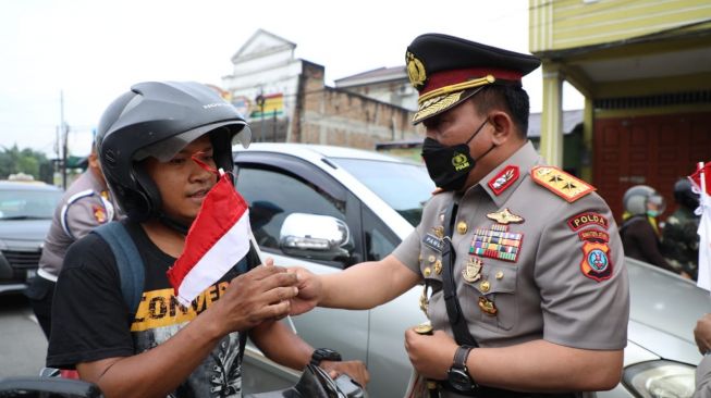 Bagikan 30 Ribu Bendera Merah Putih ke Masyarakat, Kapolda Sumut Turun Langsung