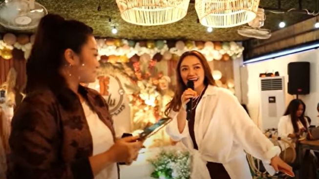 Momen Siti Badriah Tampil di Kafe Ayu Ting Ting (YouTube/ @Qiss You TV)