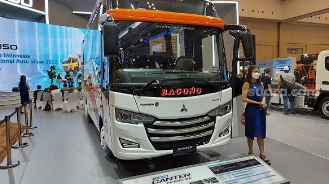 Unit bus dari varian Canter FE 84GBC, bekerja sama dengan PT Bagong Dekaka Makmur di display PT KTB [Suara.com/Manuel Jeghesta Nainggolan].