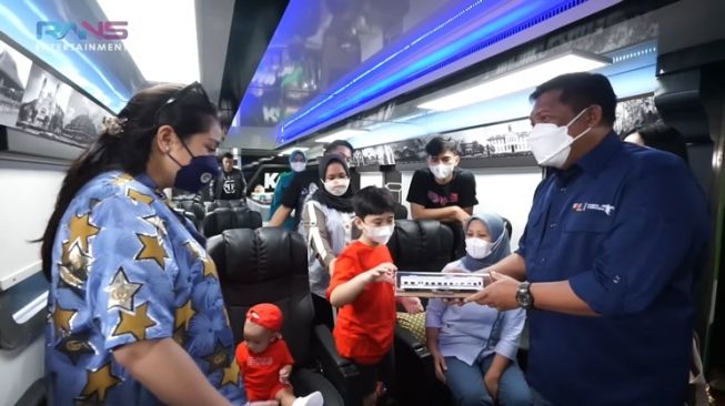 Momen Rafathar dan Rayyanza perdana naik kereta (YouTube/Rans Entertainment)