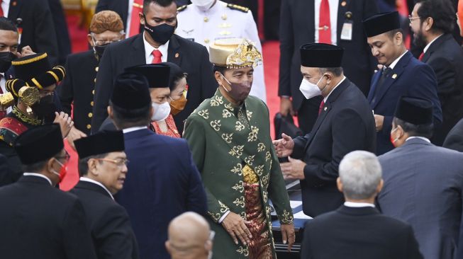 Presiden Joko Widodo (tengahi) meninggalkan ruang sidang usai menghadiri Sidang Tahunan MPR dan Sidang Bersama DPR - DPD Tahun 2022 di Gedung Nusantara, Kompleks Parlemen, Senayan, Jakarta, Selasa (16/8/2022). ANTARA FOTO/Galih Pradipta