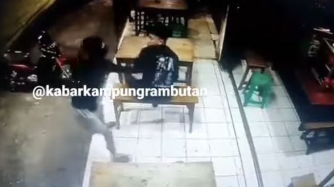 Seorang Pria Jadi Korban Begal HP saat Berada di Warung Kopi Ciracas Jaktim