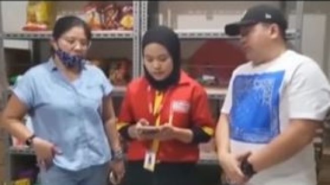 Momen karyawati Alfamart diminta oleh ibu-ibu pengutil menyampaikan permintaan maaf. (Instagram/ fakta.indo)