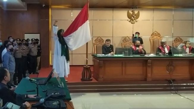 Dihukum 6 Bulan Penjara, Habib Bahar Smith Langsung Cium Bendera Merah Putih