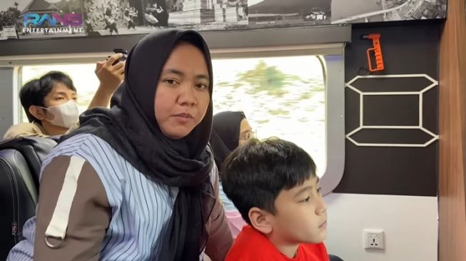 Momen Rafathar dan Rayyanza perdana naik kereta (YouTube/Rans Entertainment)