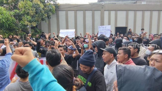 Tuntut Jacksen F Tiago Dipecat, Ratusan Suporter Geruduk Mes Persis Solo