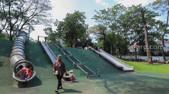 Sejumlah warga beraktivitas di Tebet Eco Park, Jakarta Selatan, Selasa (16/8/2022). [Suara.com/Alfian Winanto]