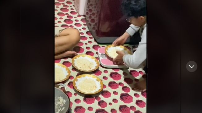 Video Laki-laki Timbang Nasi Goreng Agar Adil Dibagi Rata ke Teman-temannya Viral