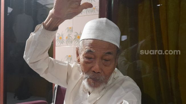 Muhammad Usman atau Kong Usman, salah satu veteran keturunan Tionghoa asal Bekasi yang tak mau menerima uang pensiun (Suara.com/Danan Arya)