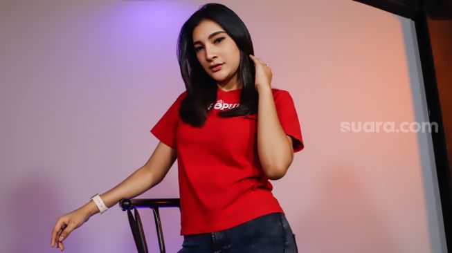 Peserta finalis Miss Popular 2022 season 3, Jasmine Ameera berpose saat mengunjungi Kantor Redaksi Suara.com di Jakarta Selatan, Selasa (16/8/2022). [Suara.com/Alfian Winanto]