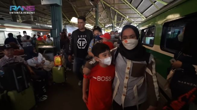 Momen Rafathar dan Rayyanza perdana naik kereta (YouTube/Rans Entertainment)