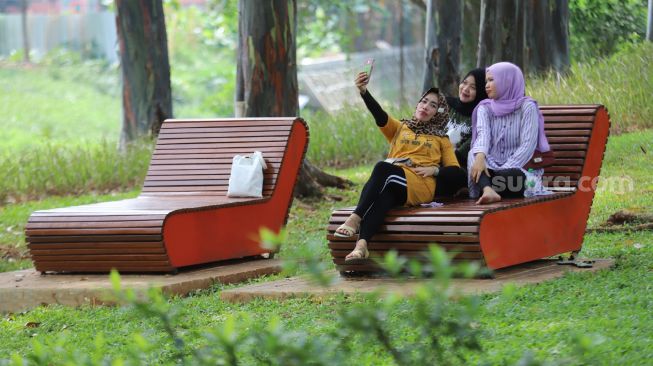 Sejumlah warga beraktivitas di Tebet Eco Park, Jakarta Selatan, Selasa (16/8/2022). [Suara.com/Alfian Winanto]