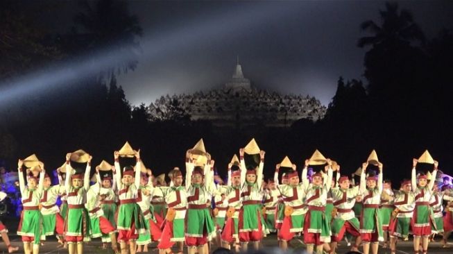 Pentas Kolosal Tari Soledo di Candi Borobudur: Kolaborasi Tari Khas 3 Kabupaten