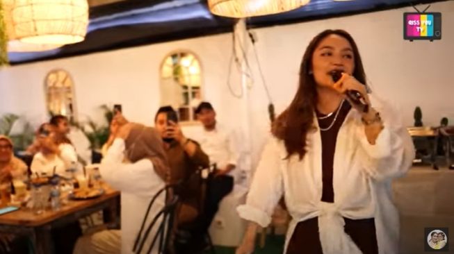 Momen Siti Badriah Tampil di Kafe Ayu Ting Ting (YouTube/ @Qiss You TV)