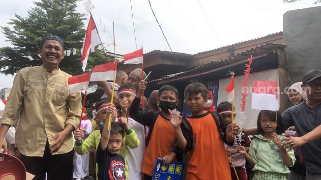 Ikut Pasang Bendera Merah Putih, Riuh Anak-anak di Kembangan Jakbar Girang Nyanyi Lagu 17 Agustus