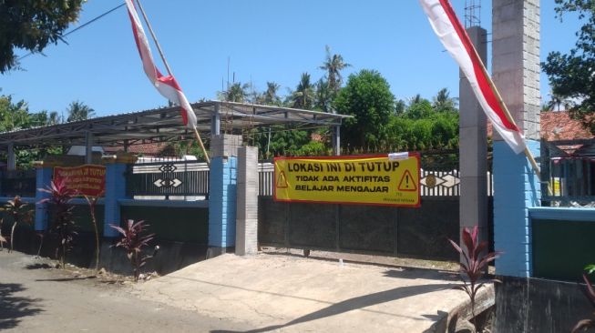 Sudah 4 Hari Disegel, Nasib Siswa-siswi di Wongsorejo Banyuwangi Belum Ada Kejelasan