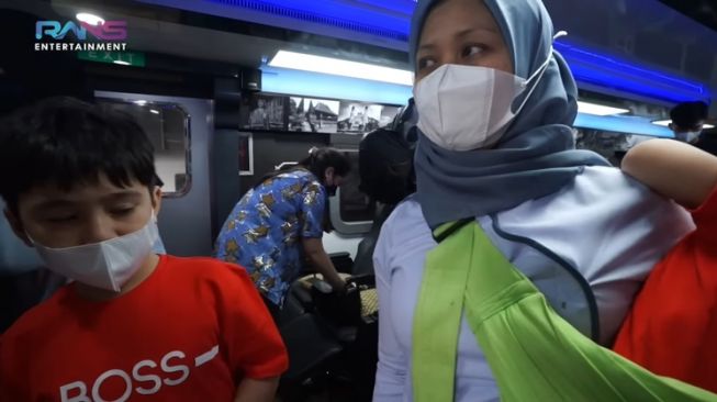 Momen Rafathar dan Rayyanza perdana naik kereta (YouTube/Rans Entertainment)