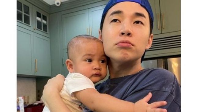 Gendong Rayyanza, Momen Henry Lau eks Suju Main ke Rumah Raffi Ahmad Bikin Heboh