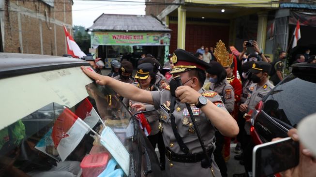 Kapolda Sumut irjen Pol RZ Panca Putra Simanjuntak menempelkan stiker HUT RI ke-77. [dok Polda Sumut]