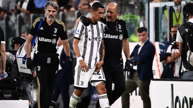 Winger Juventus asal Argentina, Angel Di Maria menyentuh pangkal pahanya saat ia diganti dalam pertandingan pekan pertama Liga Italia 2022/2023 antara Juventus vs Sassuolo pada 15 Agustus 2022 di stadion Allianz di Turin.Marco BERTORELLO / AFP.