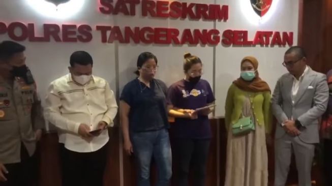 Kasus ibu-ibu pencuri cokelat dan karyawan Alfamart berakhir damai (Instagram/ hotmanparisofficial)