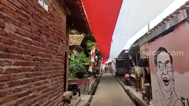 Sambut HUT RI, Warga Kampung di Tegal Ini Pasang Bendera Merah Putih Panjang 150 Meter, Dijahit Selama Tujuh Hari