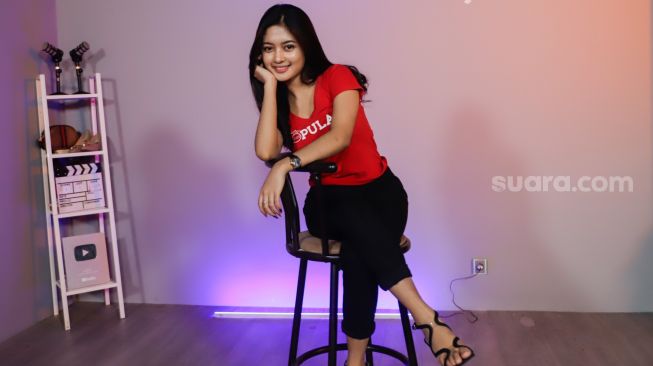 Peserta finalis Miss Popular 2022 season 3, Miranda berpose saat mengunjungi Kantor Redaksi Suara.com di Jakarta Selatan, Selasa (16/8/2022). [Suara.com/Alfian Winanto]