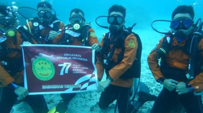Diiringi Lagu Indonesia Raya, Basarnas Kibarkan Bendera Merah Putih di Bawah Laut