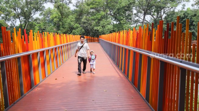 Sejumlah warga beraktivitas di Tebet Eco Park, Jakarta Selatan, Selasa (16/8/2022). [Suara.com/Alfian Winanto]