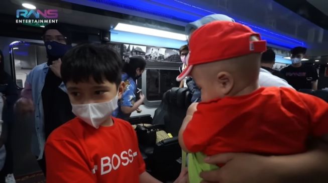 Momen Rafathar dan Rayyanza perdana naik kereta (YouTube/Rans Entertainment)