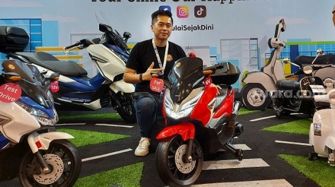 Hary Tio, Direktur Utama PT Sinar Harapan Plastik menyatakan pihaknya menggarap mainan tunggang beroda elektrik, yaitu skutik premium Honda Forza di GIIAS 2022 [Suara.com/Manuel Jeghesta Nainggolan].