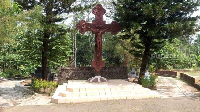 Andreas Sutoyo di Kompleks Kerkhoff Mendut tempat makam Romo Johannes Aloysius Schrader SJ. (Suara.com/ Angga Haksoro Ardi).