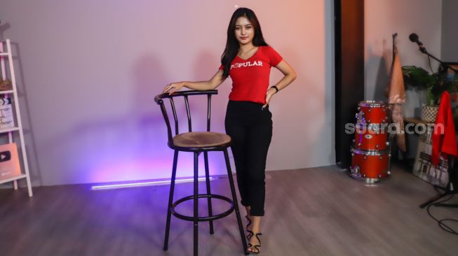 Peserta finalis Miss Popular 2022 season 3, Miranda berpose saat mengunjungi Kantor Redaksi Suara.com di Jakarta Selatan, Selasa (16/8/2022). [Suara.com/Alfian Winanto]