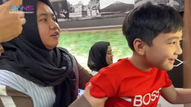 Momen Rafathar dan Rayyanza perdana naik kereta (YouTube/Rans Entertainment)