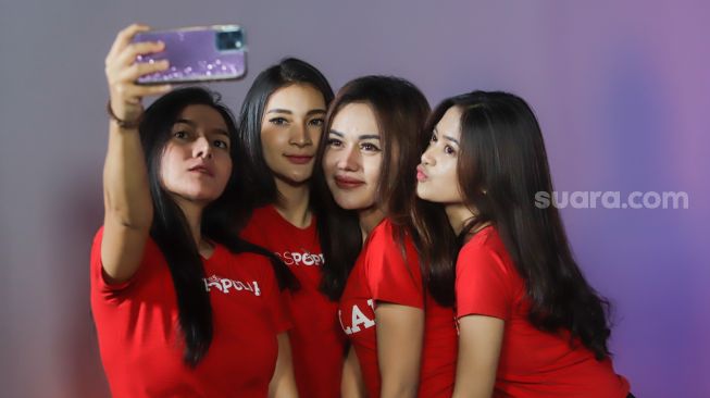 Peserta finalis Miss Popular 2022 season 3 berswafoto saat mengunjungi Kantor Redaksi Suara.com di Jakarta Selatan, Selasa (16/8/2022). [Suara.com/Alfian Winanto]