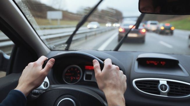 Apa Saja Penyebab Mobil Tersendat-sendat Saat Jalan?