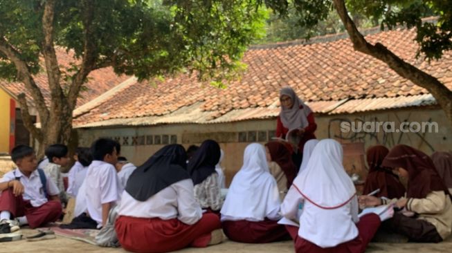 Sejumlah murid SDN Sukagalih, Cianjur yang belajar di luar ruangan akibat kelas rusak (Fauzi Novaldi/Suara.com)