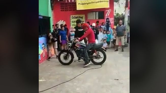 Pesulap merah pamer naik motor Yamaha RX-King (TikTok)