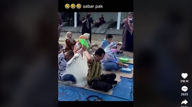 Lomba 17 Agustusan bapak-bapak dan ibu-ibu oper tepung. [TikTok]