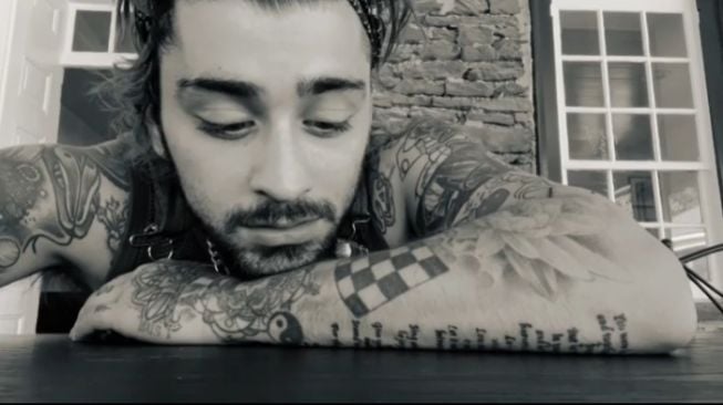 Zayn Malik membuat heboh penggemar setelah menyanyikan lagu Night Changes di video terbarunya di Instagram. [instagram]