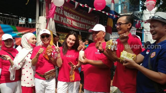 Keluarga Ayu Ting Ting menang lomba 17 Agustus [Suara.com/Rena Pangesti]