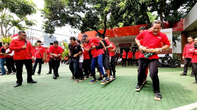 Jadi Wasit Lomba Bakiak di Momen Hari Kemerdekaan, Hasto PDIP ke Kadernya: Ibarat Pemilu 2024, Tak Boleh Curi Start!